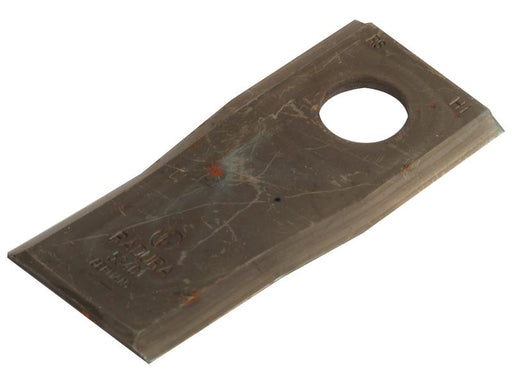 Faca - Twisted blade, top edge sharp - 105x47x4mm - Orifício Ø20.5mm - Dt. - para Kuhn, John Deere Aplicavel em: K6801420 (S.79521)